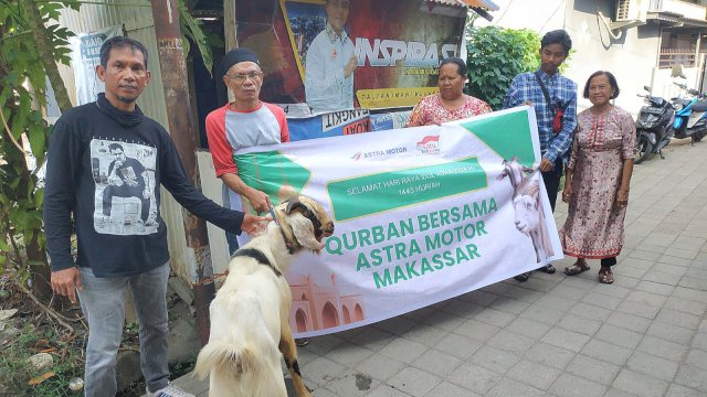 Asmo Sulsel bagi dua kambing kurban bagi masyarakat di Makassar. Foto: Istimewa.
