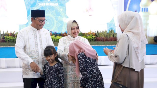 Wali Kota Makassar Danny Pomanto bersama istri, Indira Yusuf Ismail terima tamu saat open house di rumahnya. Foto: Istimewa.