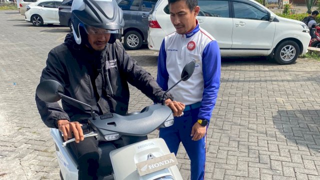 Pegawai FIF Maros test drive Honda EM1 e:. Foto: Istimewa.