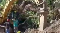 VIDEO: Bencana Tanah Longsor di Poros Maros-Bone, 2 Eskavator Tertimbun