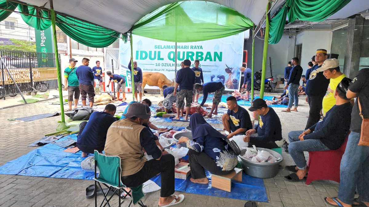 Pegadaian Kanwil Makassar Bagi 107 Ekor Hewan Kurban di Iduladha 1445 H