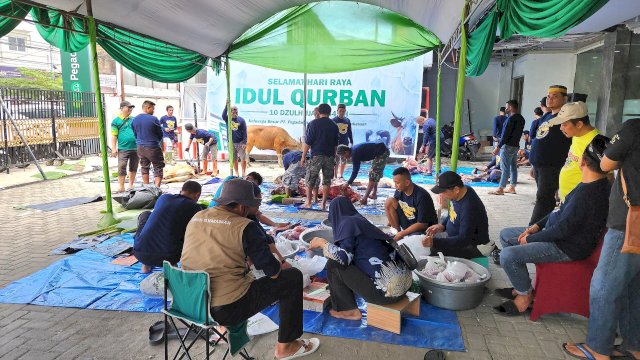 Pembagian hewan kurban Pegadaian Kanwil Makassar. Foto: Istimewa.