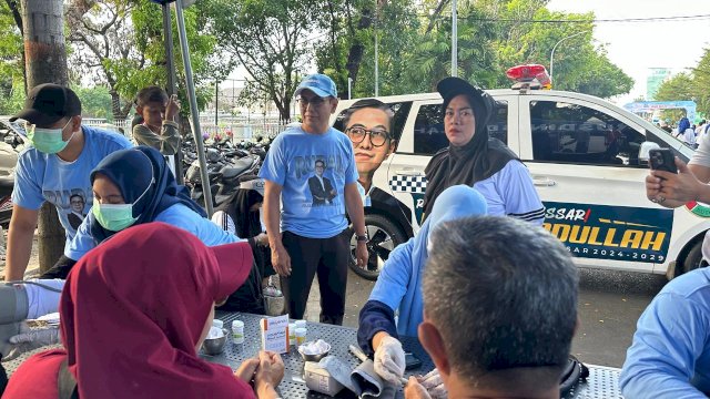 Rusdin Abdullah datang meninjau layanan kesehatan gratis yang digelar di CFD Sudirman. Ist