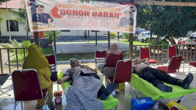 Kapolres Jeneponto AKBP Budi Hidayat (Kiri) dan Kasi Humas Polres Jeneponto AKP Bakri (kanan) ikut donor darah (Istimewa)