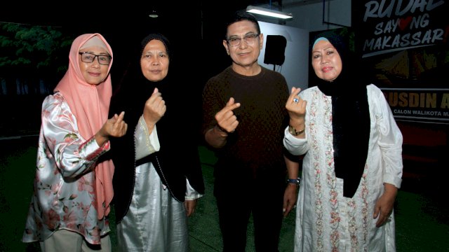 Bakal calon Wali Kota Makassar Rusdin Abdullah bersama relawannya. ist