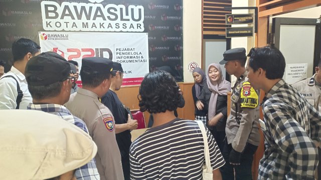 Aliansi Mahasiswa Peduli Demokrasi mendatangi Kantor Bawaslu Makassar. Foto/SS