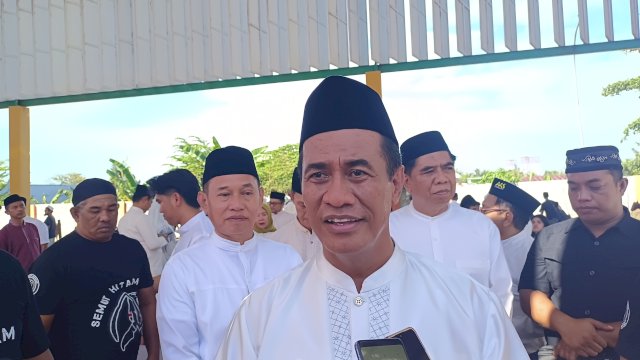 Menteri Pertanian Andi Amran Sulaiman usai menyaksikan pemotongan hewan kurban di Makassar. Foto/SS