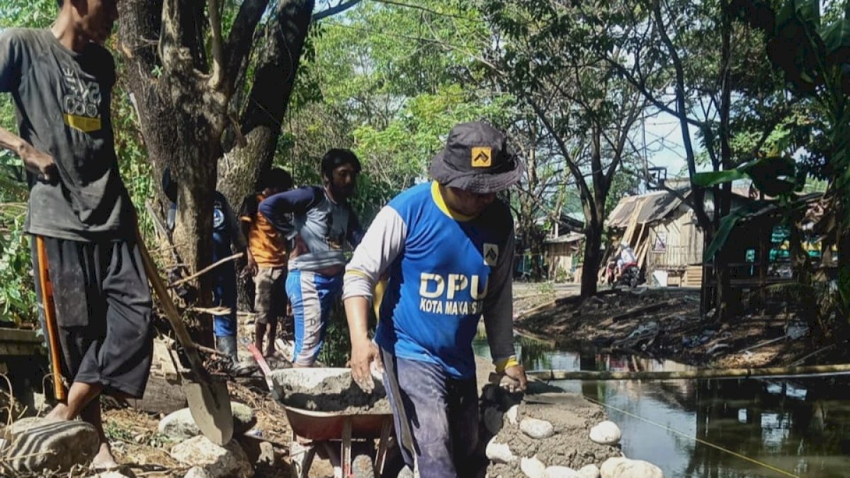 Cegah Penyumbatan, Kadis PU Turunkan Satgas Drainase Bangun Pondasi di Jalan Inspeksi PAM Nipa-nipa