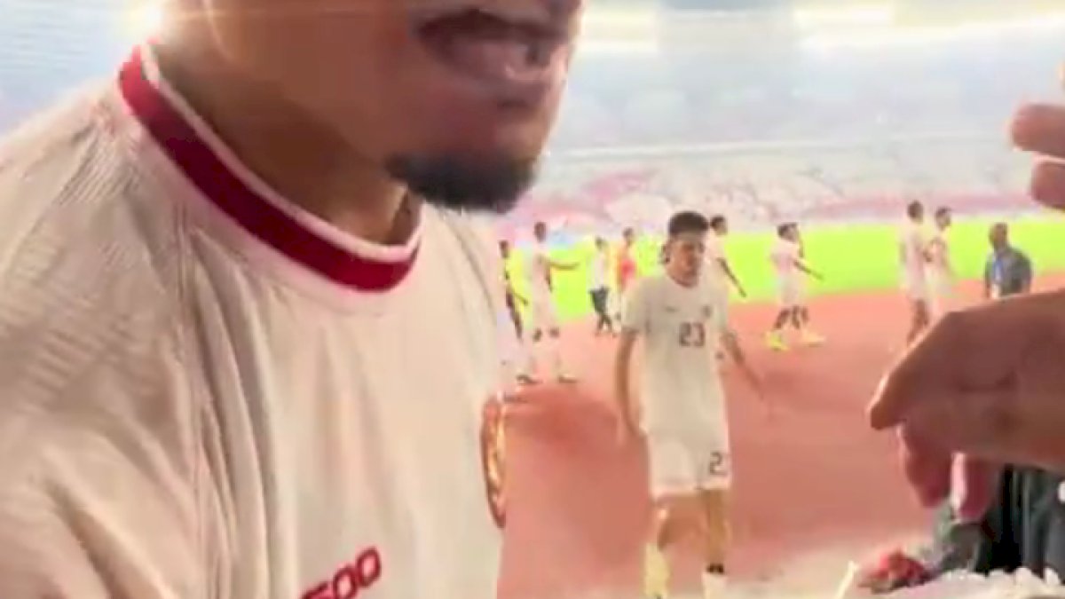 VIDEO: Penyerang Timnas Indonesia Beri Hadiah Sepatu kepada Seorang Supporter