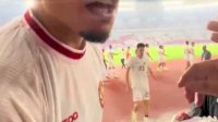VIDEO: Penyerang Timnas Indonesia Beri Hadiah Sepatu kepada Seorang Supporter