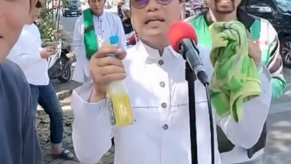 VIDEO: Ustaz Das’ad Latif Nyanyi di Pinggir Jalan Bareng Ojol dan Kreator