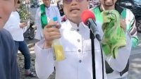 VIDEO: Ustaz Das’ad Latif Nyanyi di Pinggir Jalan Bareng Ojol dan Kreator