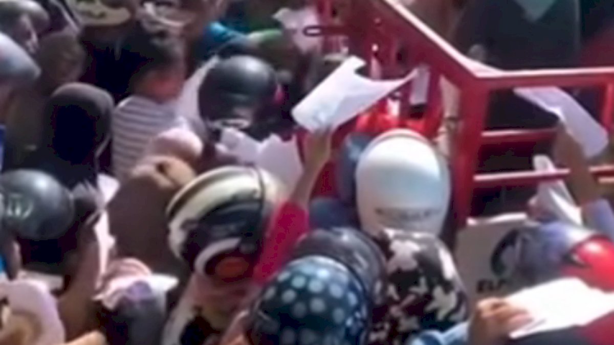 VIDEO: Viral, Warga di Mamuju Rebutan Tabung Gas 3Kg LPG