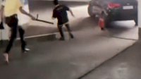 VIDEO: Sejoli Diduga Mesum di Parkiran Mobil, Kabur Usai Kepergok Petugas Keamanan