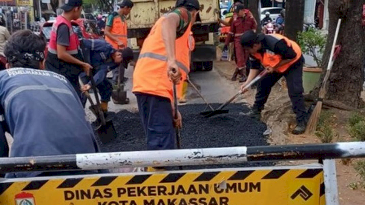 Satgas Bidang Jalan dan Jembatan Dinas PU Kota Makassar Melaksanakan Rehabilitasi Jalan di Bumi Tamalanrea Permai