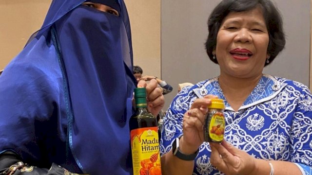 Owner Raja Madu Sulawesia Hj Ariani bersama Sekretaris BSKJI Kementerian Perindustrian E. Ratna Utarianingrum. Foto: Istimewa.