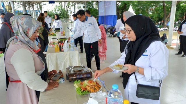 Pemimpin Cabang PNM Makassar Maimun Bakri sata mencoba hasil masakan peserta Ultra Mikro Chef. Foto: Istimewa.