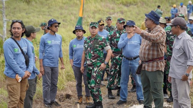 PT Vale bersama sejumlah pihak melakukan penanaman pohon di Nusa Penida Bali. Foto: Istimewa.