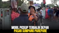 VIDEO: Mobil Pickup Terbalik Depan Pasar Sumpang Parepare