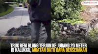 VIDEO: Truk Rem Blong Terjun ke Jurang 20 Meter di Kalukku, Muatan Batu Berserakan