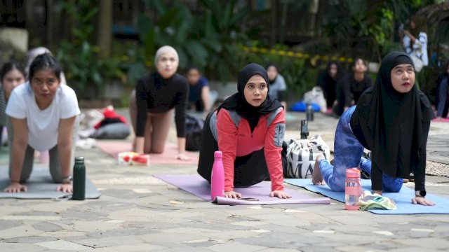 Peserta yang ikut peringati Hari Yoga Internasional di Bugis Waterpark Adventure. Foto: Istimewa.