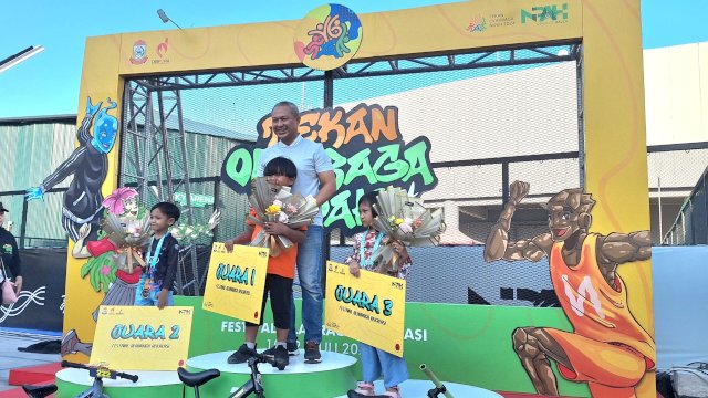 Penyerahan medali kepada pemenang push bike anak saat penutupan PON 2024. Foto: Sri Wahyu Diastuti / Sulselsatu.com.