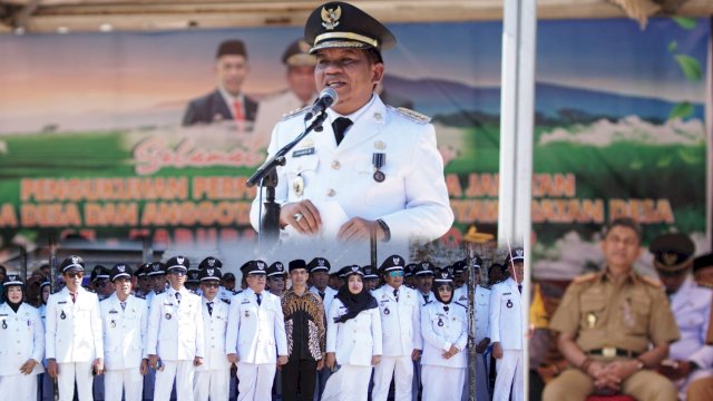 PJ Bupati Jeneponto Junaedi Bakri pimpin pengukuhan perpanjangan masa jabatan Kepala Desa dan BPD (Foto - Dedi/sulselsatu)