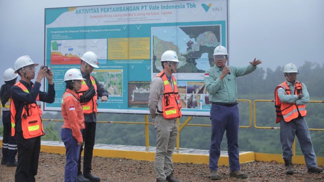 Plh Direktur Pelayanan Perizinan Berusaha Non-Industri Rahardjo Siswohartono bersama rombongan saat mengunjungi PT Vale. Foto: Istimewa.