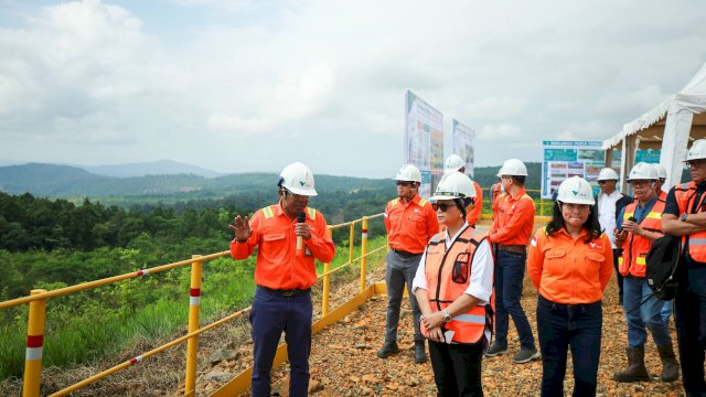 Menteri Luar Negeri Retno LP Marsudi saat mengunjungi PT Vale di Sorowako. Foto: Istimewa.