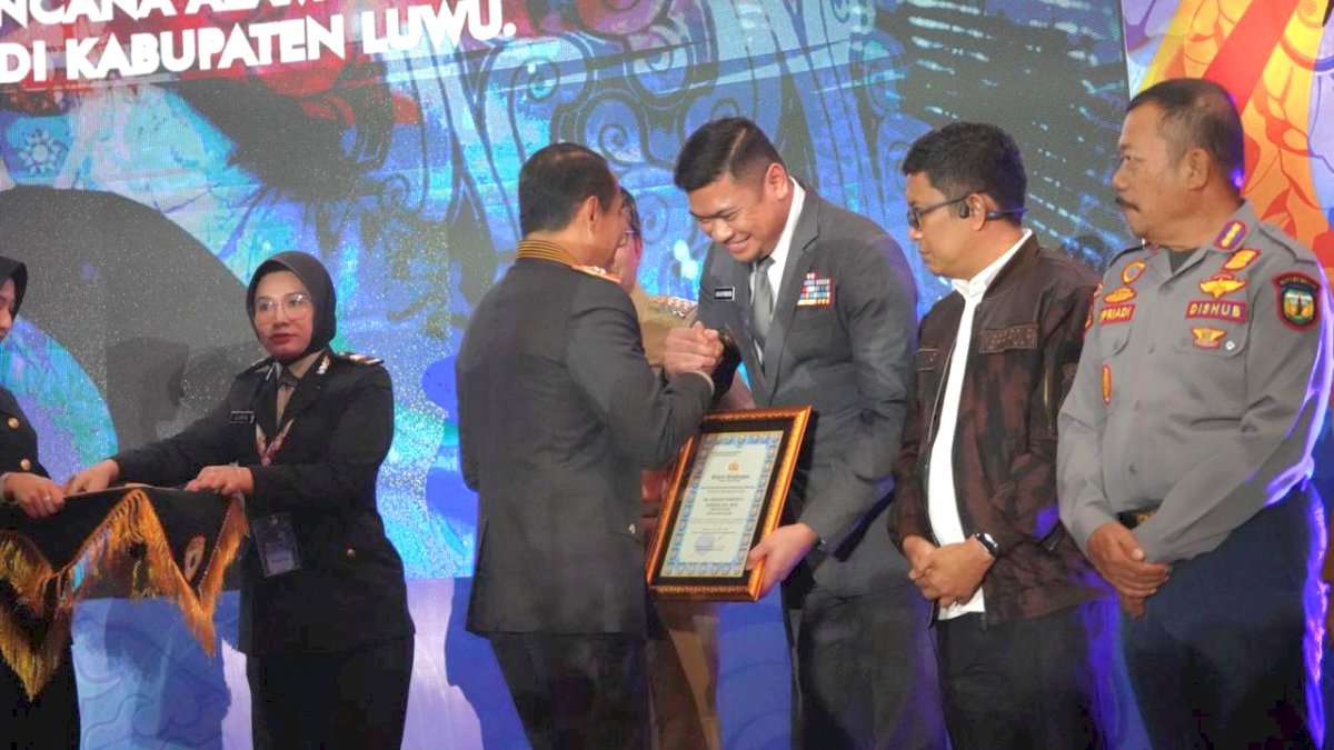 Bupati Adnan Terima Penghargaan dari Polda Sulsel Saat HUT Bhayangkara