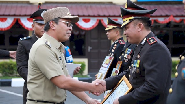 Danny Pomanto terima penghargaan dari Mapolda Sulsel. Foto: Istimewa.