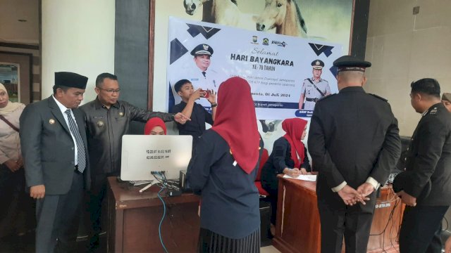 Disdukcapil Jeneponto buka pelayanan pencetakan e-KTP elektronik di kantor Bupati Jeneponto untuk peserta Upacara HUT Bhayangkara Ke-78 (Dedi/Sulselsatu)