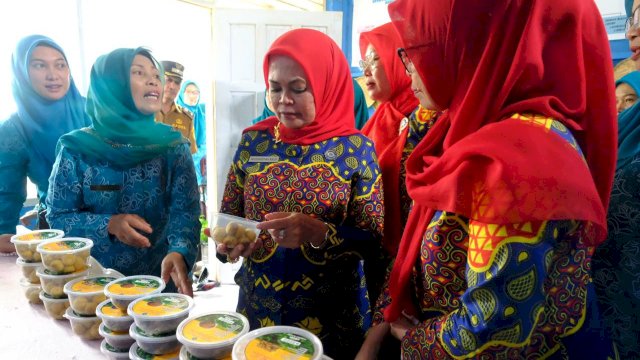 Wakil Ketua Tim Penggerak PKK Kabupaten Gowa Mussadiyah Rauf saat mencoba panganan bayam Brazil. Foto: Istimewa.