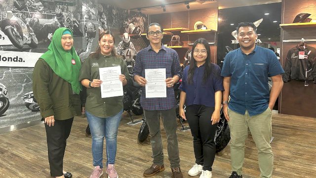 Penyerahan MoU yang diterima oleh Head Of Adm &amp; Fin Sub Dept Evalyn Susilowati. Foto: Istimewa.
