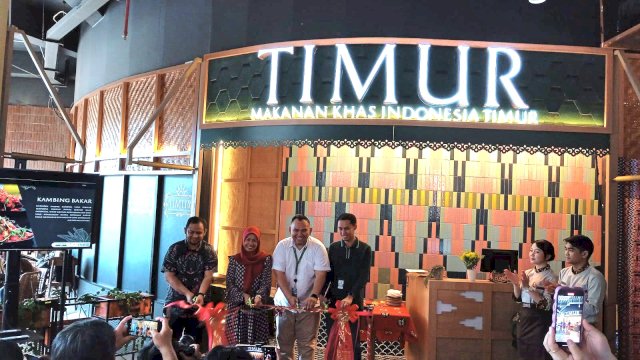 Pemotongan pita soft opening Timur Resto di NIPAH PARK. Foto: Istimewa.