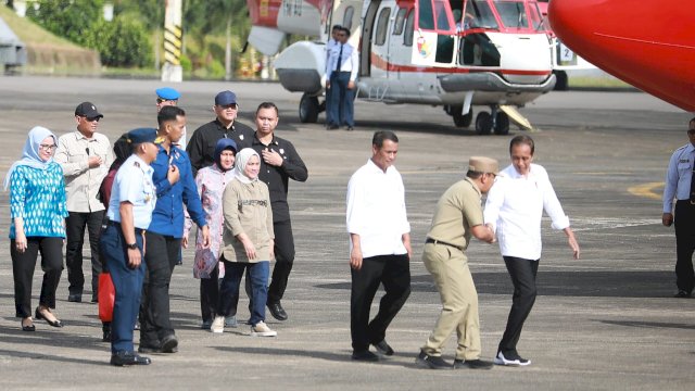 Danny Pomanto bersama Indira Yusuf Ismail antar kepulangan Presiden Jokowi di bandara usai Kunker di Sulsel. Foto: Istimewa.