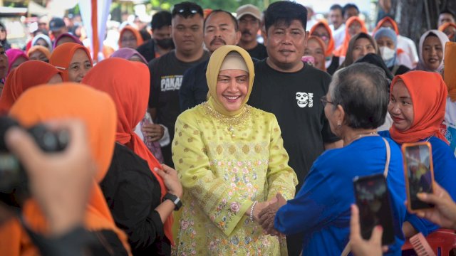 Bakal calon wali kota Makassar Indira menemui relawannya. Ist