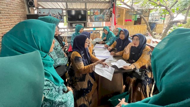 Tim Penggerak PKK Kecamatan Sombaopu perkenalkan inovasi e-Dasawisma kepada tim SMEP PKK Kabupaten Gowa. Foto: Istimewa.