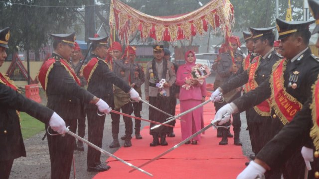 Tradisi penyambutan Kapolres baru Jeneponto disambut hujan deras (Istimewa)