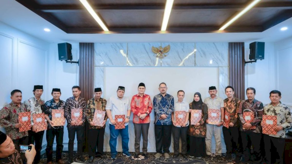Bupati Barru Apresiasi Dedikasi 12 Kepala Desa se-Kabupaten