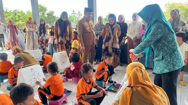 Tim SMEP saat kunjungan ke TP PKK Barombong. Foto: Istimewa.