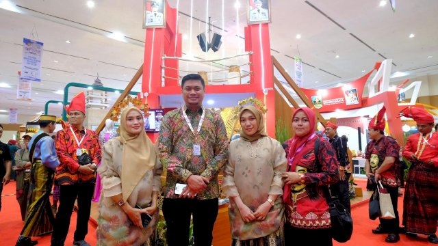 Bupati Gowa Adnan Purichta Ichsan di depan miniatur Jembatan Kembar di acara APKASI Otonomi Expo 2024. Foto: Istimewa.