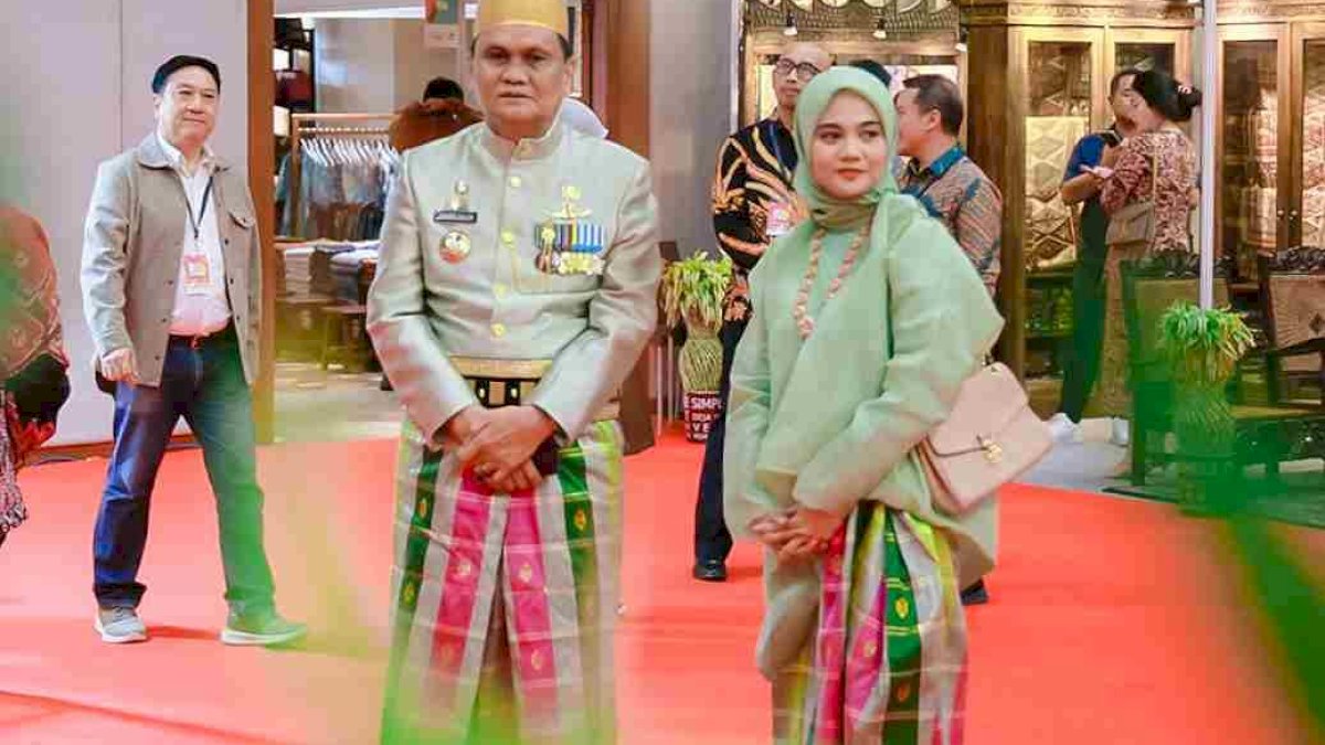 Bupati Barru dan Plt Ketua PKK Kompak Gunakan Lipa Sabbe Pembukaan Internasional Handicraft Trade Fair