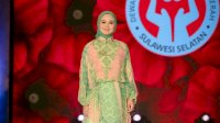 Tampil Memukau, Plt Ketua PKK Dokter Ulfah Ikut Fashion Show dalam Acara Dekranasda