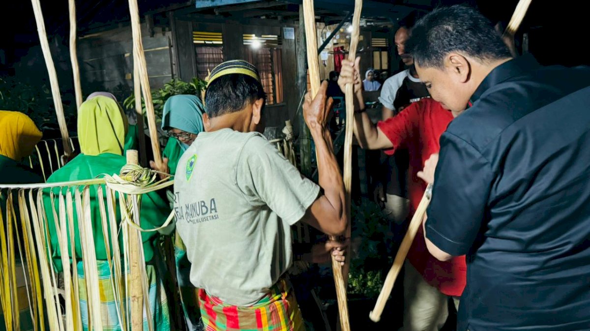 Berbaur bersama Warga Manuba, Bupati Barru Ikut Mappadendang