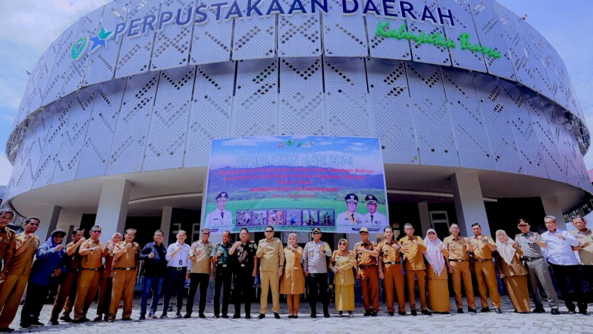 Peringati Hari Bumi, Forkopimda Barru Tanam Pohon di Halaman Perpusda
