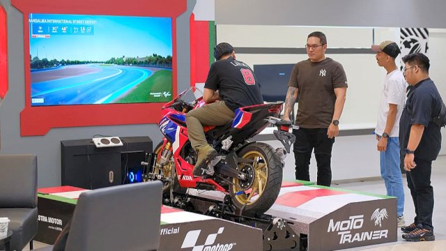 Simulator MotoGP di Astra Motor Experience Center, showroom motor pertama di mal Makassar. Foto: Istimewa.