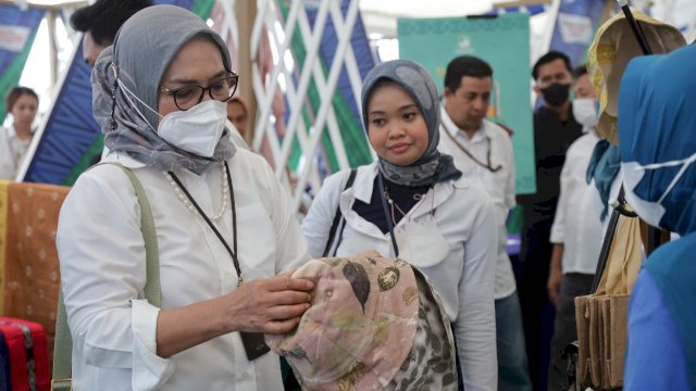 Masyarakat saat melihat Batik Ecoprint Musdalifah. Foto: Istimewa.