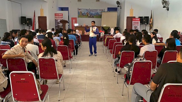 Instruktur Safety Riding Astra Motor Sulsel Wanny saat edukasi safety riding bersama siswa SMA. Foto: Istimewa.
