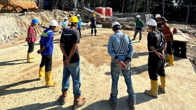 Tim Kalla Beton melakukan briefing sebelum melakukan proses produksi pada batching plan kawasan IKN. Foto: Istimewa.